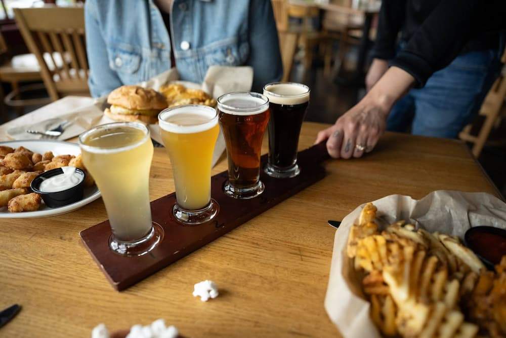 Best Sports Bar in Glendale AZ for beer burgers restaurant Crooked Pint Ale House (1)